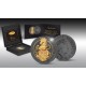 Královský jednorožec s erbovním štítem – symbol Skotska na stříbrné mincí zušlechtěné černým rutheniem a ryzím zlatem