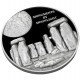Věhlasný Stonehenge v měsíčním svitu na atraktivní stříbrné minci s vysokým reliéfem